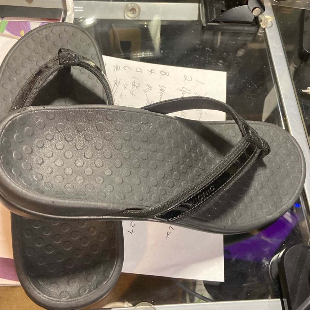 Vionic Black Tide Leather Sandals